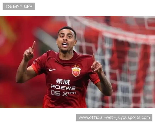 河南队古斯塔沃背身吸引防守，回做一脚送出空当